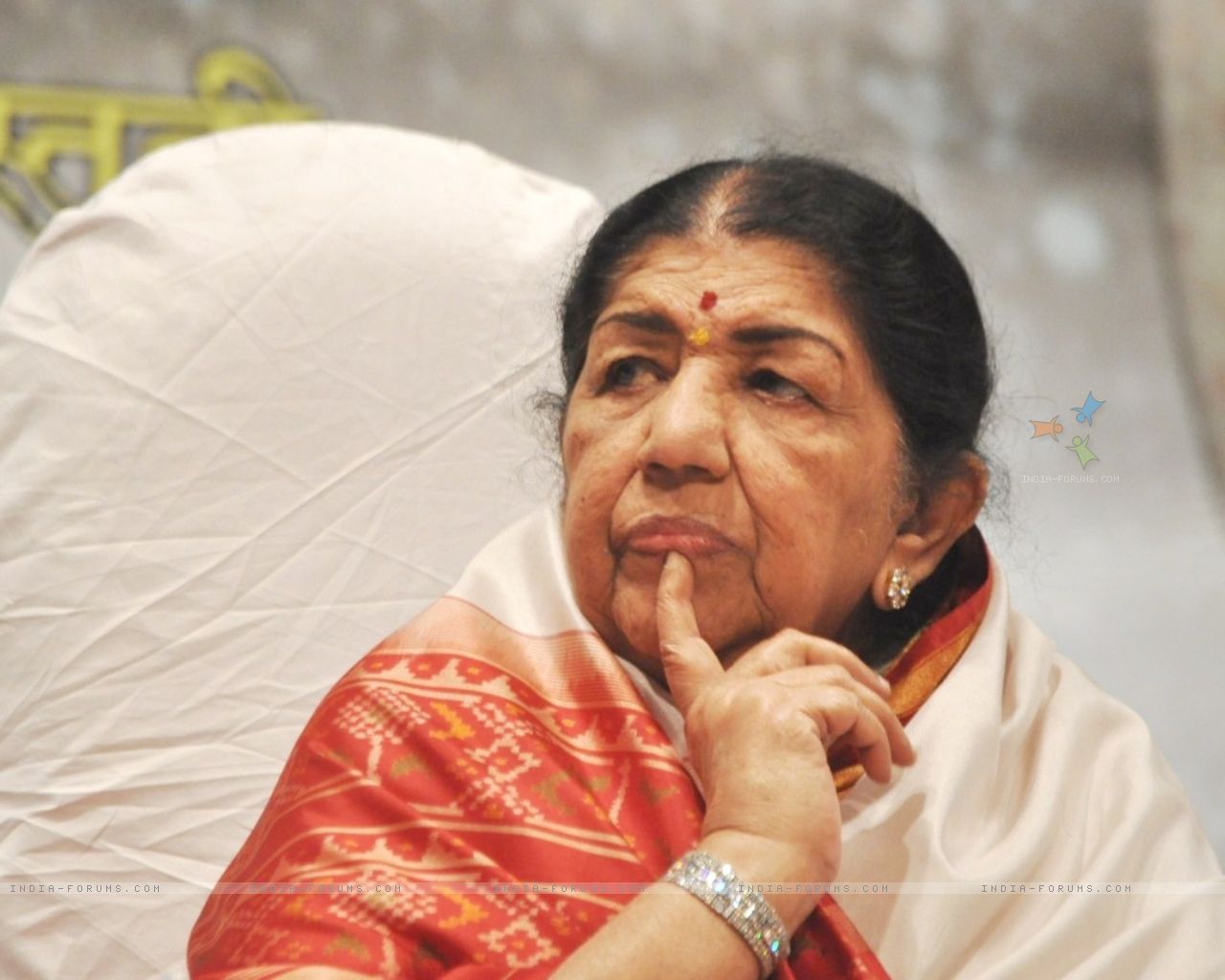 Lata Mangeshkar ends rivalry with Asha